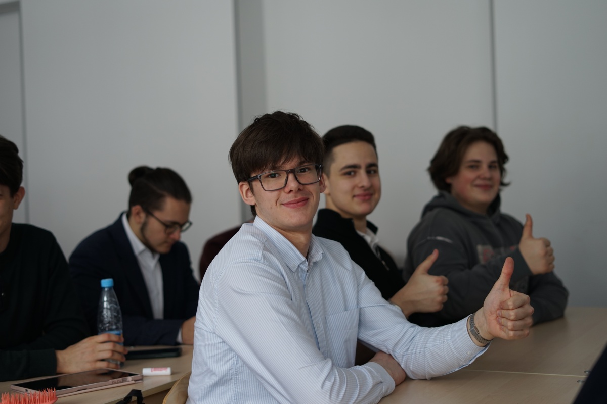 Ученики профильного класса лицея № 214 защитили научные проекты, выполненные под руководством преподавателей ВШБСиТ